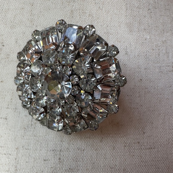 VINTAGE Brooch/Pin by Judy Lee
Sparkling rhinestones in Silvertone setting ￼ - Picture 8 of 10